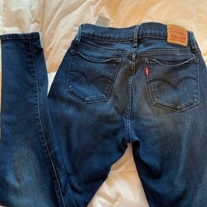 Levi mid rise 710 super Skinny Jean in size 28